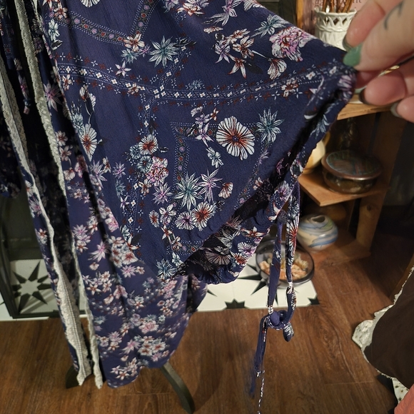 DAVI & DANI Navy Floral Lace Kimono - Picture 2 of 5